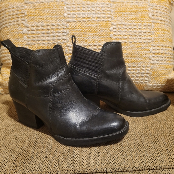 SIZE 8 Born ankle boots. Black - Picture 4 of 4